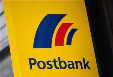 An einer Filiale der Postbank hängt das gelbe Logo.
