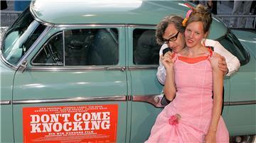 Regisseur Wim Wenders posiert mit Ehefrau Donata bei der Premiere seines Films "Don't Come Knocking" am 22.08.2005 in Berlin.