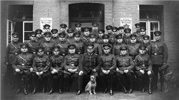 Das Foto zeigt die Preußische Schutzpolizei vor dem Polizeirevier Langestraße 119 (Fotograf unbekannt, circa 1928).