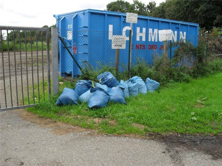 Die Probleme auf dem Tarmstedter Grünschnittsammelplatz treiben Blüten. So laden – wie auf diesem Archivfoto zu sehen – nicht selten Leute ihren Gartenabfall vor dem Tor ab, weil die Anlage nur fünf Stunden pro Woche geöffnet ist.