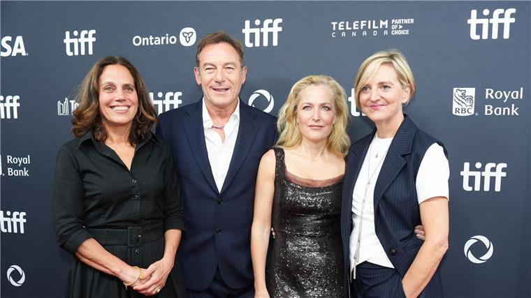 Die Produzentin Elizabeth Karlsen (l-r), Jason Isaacs, Gillian Anderson und die Regisseurin Marianne Elliott bei der Premiere des Films in Toronto. (Archivbild)