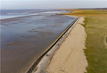Die Promenade am Grünstrand dürfte Otterndorfs beliebteste Flanierstrecke sein. Die Bummelmeile ist allerdings in die Jahre gekommen und soll nun erneuert werden. Baustart könnte 2025 sein.