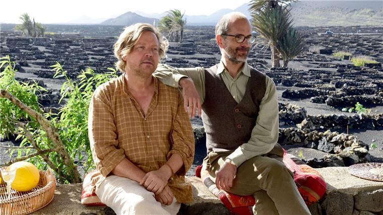 Die prominent besetzte Komödie „Der Nachname“ läuft im ARD Sommerkino.