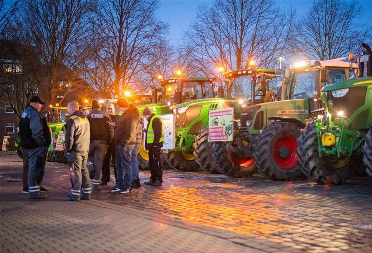 Trecker-Update: Schichtwechsel am Hafen wird gestört Die Proteste haben auch im Hafen für Ärger gesorgt.