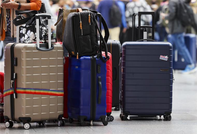 Drei Koffer stehen im Flughafen.