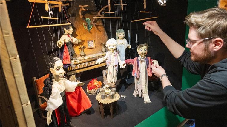 Gruseln zwischen Skeletten und Geistern Die Puppen hängen an kleinen Fäden, so lassen sie sich bewegen.