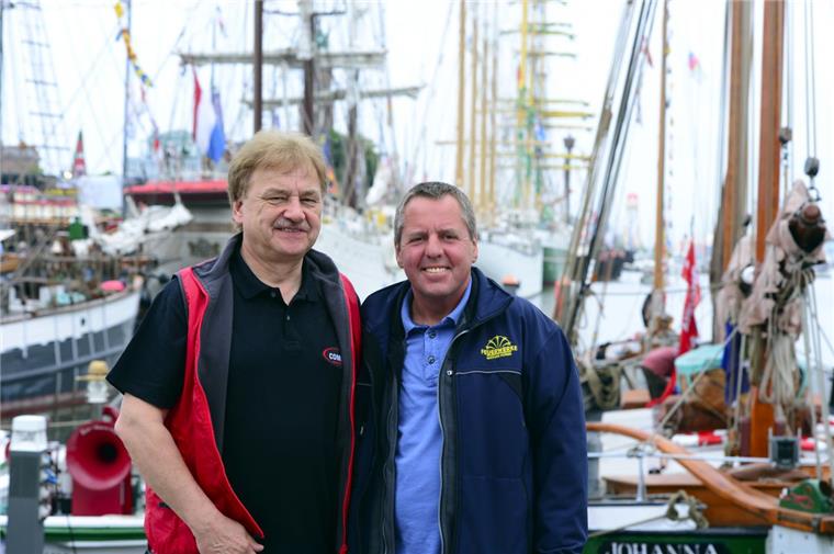 Höhenfeuerwerk mit fast 10.000 Schüssen Die Pyrotechniker Eckhard Tischer (links) und Mathias Kürbs sorgen dafür, dass die Besucher das Höhenfeuerwerk genießen können.