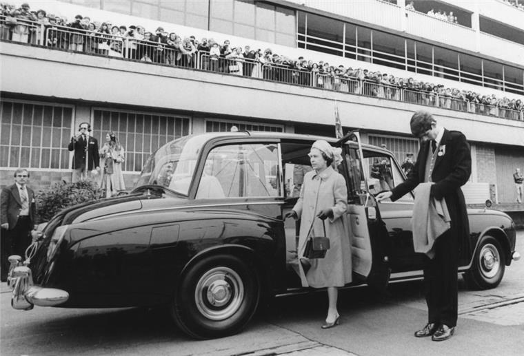 Bremer Bürgermeister erinnert an Queen-Besuch Queen in Bremerhaven am Columbusbahnhof