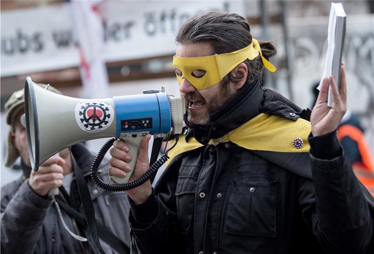 2.12.2020, Berlin: Teilnehmer bei einer Demonstration der Gruppe «Querdenken30» unter dem Titel «Medienmarsch» gegen «Lügen der Presse»