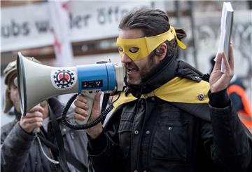 2.12.2020, Berlin: Teilnehmer bei einer Demonstration der Gruppe «Querdenken30» unter dem Titel «Medienmarsch» gegen «Lügen der Presse»