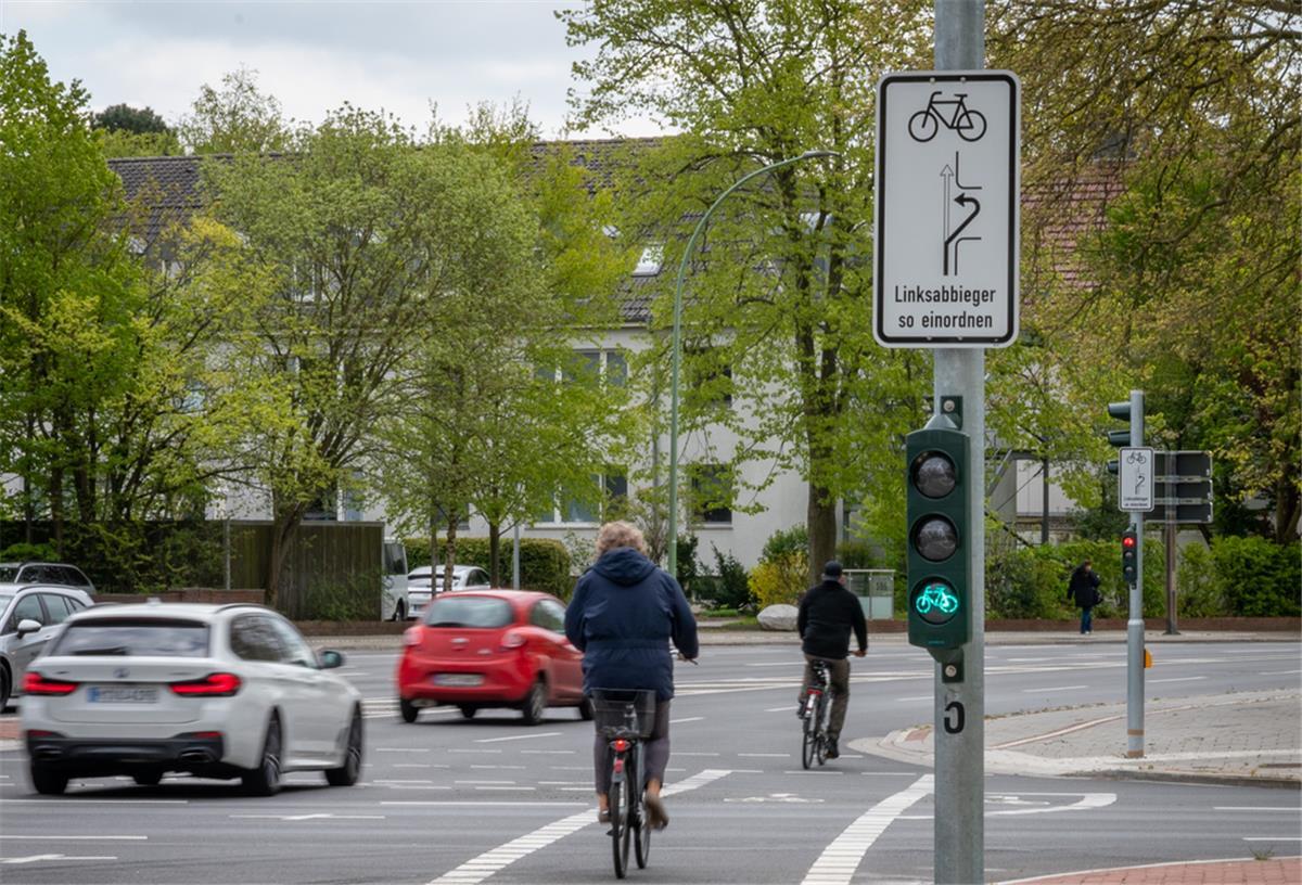 Die Querung der Kreuzung Cherbourger /Wurster Straße soll durch ein neues Schild für Radfahrer sicherer werden.
