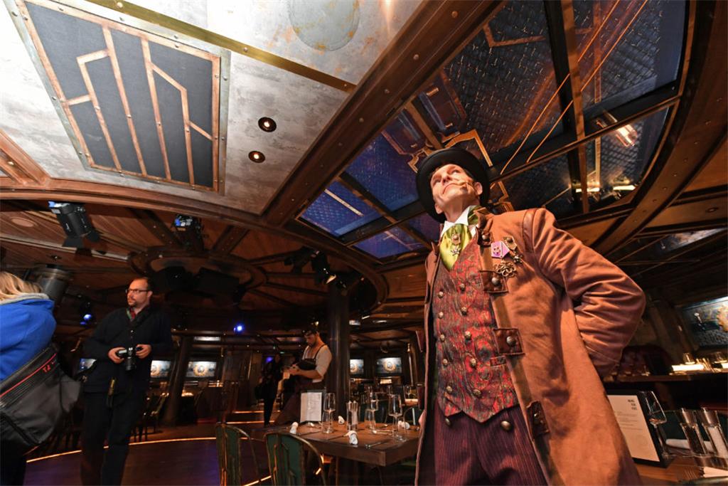 Die &quot;Aidanova&quot; in Bremerhaven. Blick in ein Restaurant. Foto: Schescho...