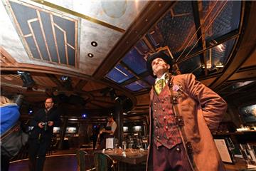 Die &quot;Aidanova&quot; in Bremerhaven. Blick in ein Restaurant. Foto: Schescho...