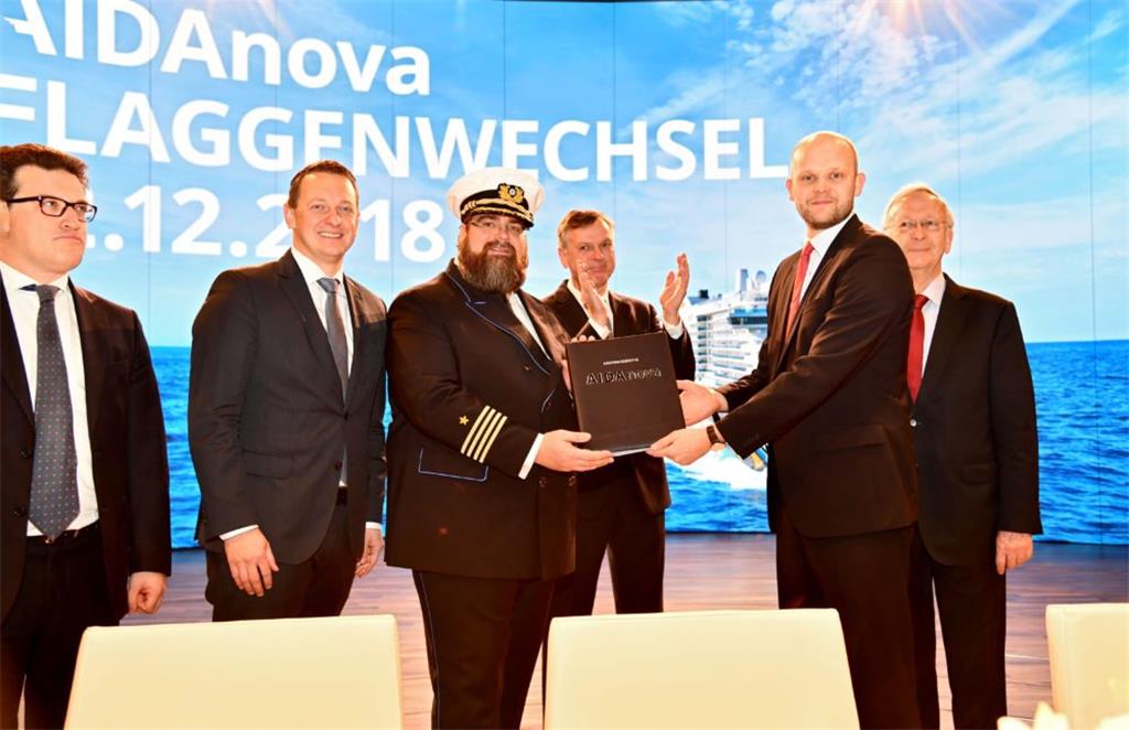 Die &quot;Aidanova&quot; in Bremerhaven. Foto: Scheschonka
