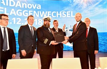 Die &quot;Aidanova&quot; in Bremerhaven. Foto: Scheschonka