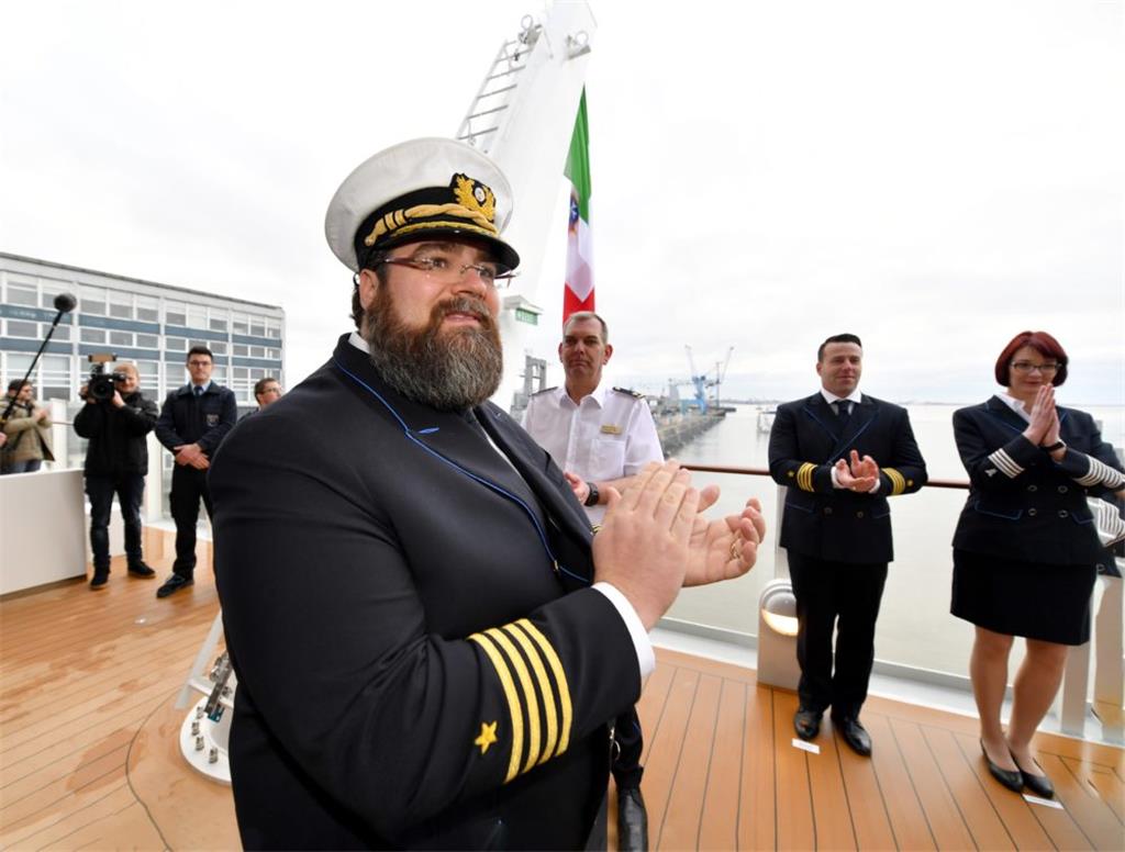 Die &quot;Aidanova&quot; in Bremerhaven mit Kapitän Boris Becker. Foto: Schescho...