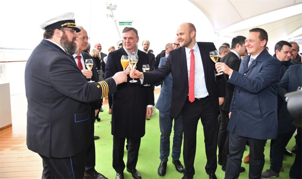 Die &quot;Aidanova&quot; in Bremerhaven. Sektempfang vor der Übergabe des Schiff...