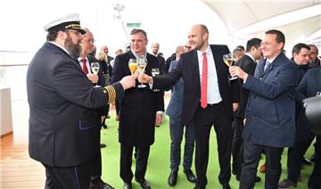 Die &quot;Aidanova&quot; in Bremerhaven. Sektempfang vor der Übergabe des Schiff...