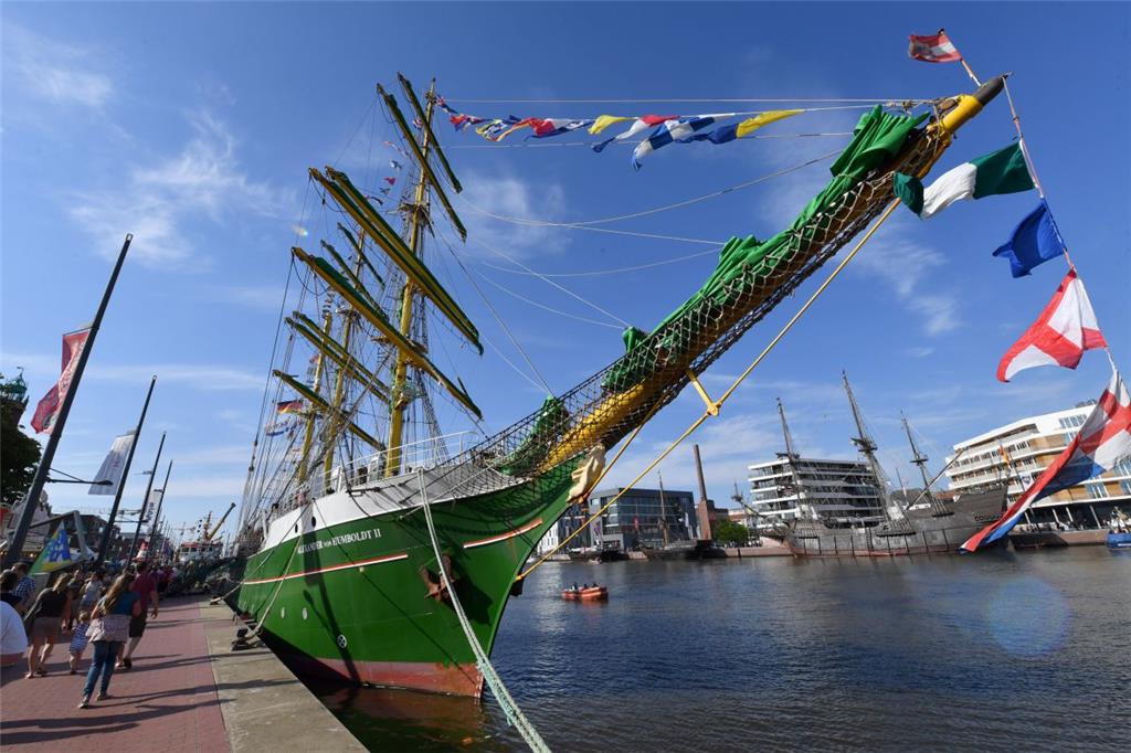 Die &quot;Alexander von Humboldt II&quot; darf beim Seestadtfest nicht fehlen. F...