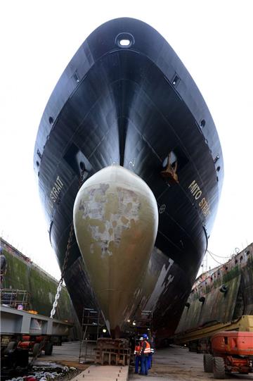 Die &quot;Mito Strait&quot; liegt im Kaiserdock I der Lloyd Werft