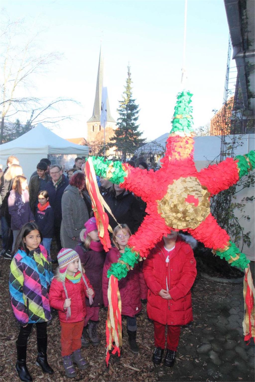 Die &quot;Pinata&quot;, ein mit Süßigkeiten gefüllter Stern, lockte besonders di...