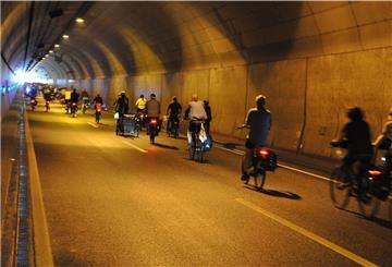 Die radelnden Autobahngegner durchqueren den Tunnel.
