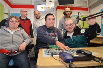 Die Radiogang der Elbe-Weser-Werkstätten bereitet sich auf ein regelmäßiges Radioformat vor.