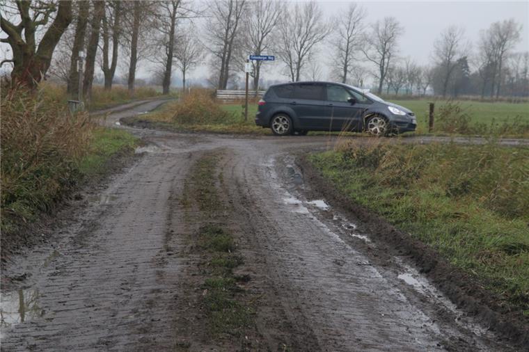 Die Ränder der Wirtschaftswege sind weich und kaputtgefahren. Darum sollte niemand über diese Straßen die Baustelle umfahren. 