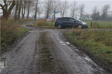 Die Ränder der Wirtschaftswege sind weich und kaputtgefahren. Darum sollte niemand über diese Straßen die Baustelle umfahren. 