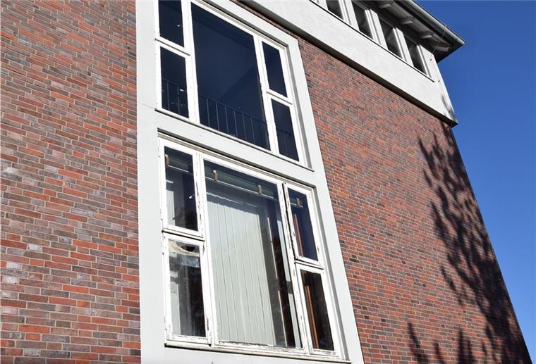 Stadt Nordenham hat kein Geld für große Investitionen Die Rahmen sind morsch, die Scheiben zum Teil kaputt: So wird die Fensterfront an der Südseite des Rathauses noch mindestens ein Jahr länger aussehen, denn das Geld für eine Erneuerung wurde gestrichen.