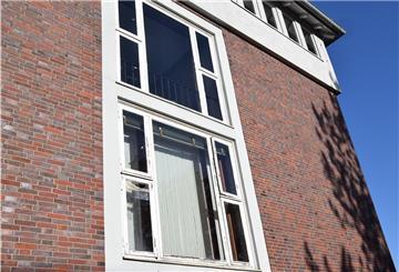 Die Rahmen sind morsch, die Scheiben zum Teil kaputt: So wird die Fensterfront an der Südseite des Rathauses noch mindestens ein Jahr länger aussehen, denn das Geld für eine Erneuerung wurde gestrichen.