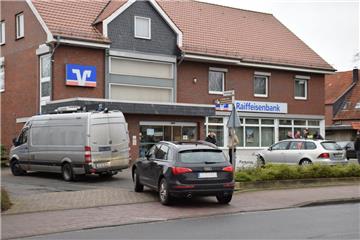 Die Raiffeisenbank am Marktplatz in Rodenkirchen ist am Mittwochvormittag geräumt worden. Angestellte hatten wegen eines verdächtigen Pakets die Polizei gerufen.