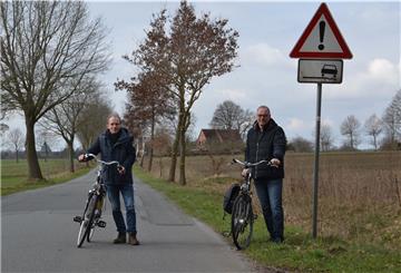 Zwei Radfahrer stehen auf der Verbindungsstraße zwischen Badenstedt und Oldendorf.