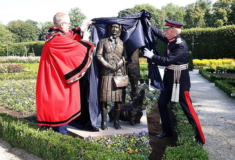 Die Reaktionen auf die neue Statue sind gespalten.