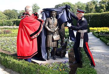 Die Reaktionen auf die neue Statue sind gespalten.