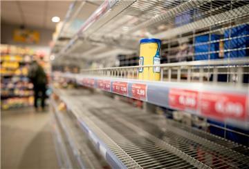 leeres Regal im Supermarkt