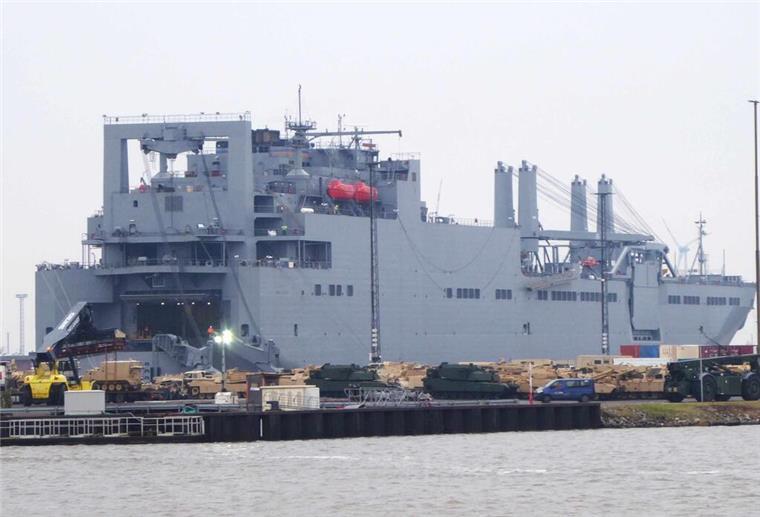 Ein Transportschiff des US-Military Sealift Command liegt an der Kaje. Das Schiff ist Teil der größten Verschiffungsaktion der US-Armee seit Beginn des Ukraine-Kriegs.