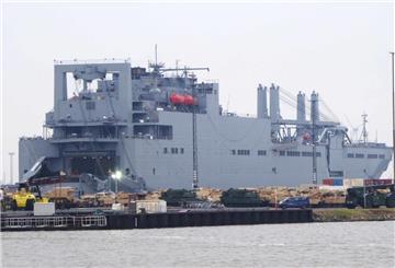 Ein Transportschiff des US-Military Sealift Command liegt an der Kaje. Das Schiff ist Teil der größten Verschiffungsaktion der US-Armee seit Beginn des Ukraine-Kriegs.