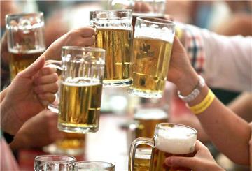 Die Redewendung „Bier auf Wein, das lass‘ sein“ ist weit verbreitet. Doch was steckt wirklich dahinter?