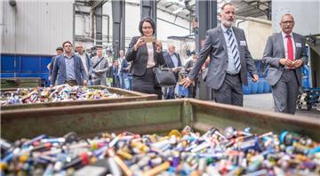Die Redux GmbH nimmt in Bremerhaven eine Recyclinganlage für die Aufbereitung von Lithium-Ionen-Batterien in Betrieb. 