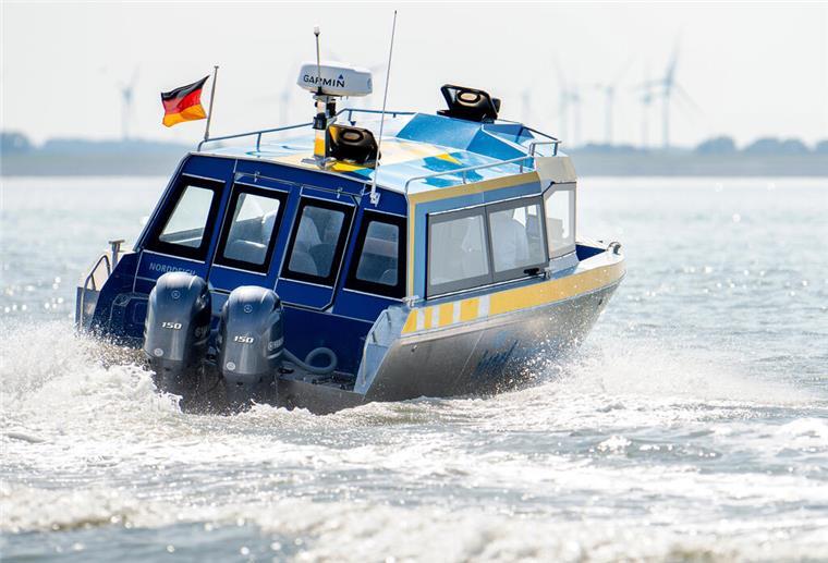 Die Schnellfähre "Inselexpress" der Reederei Norden-Frisia ist auf der Nordsee im Wattenmeer unterwegs
