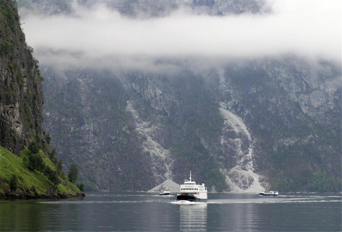 Das kostet die Fähre von Cuxhaven nach Norwegen ARCHIV - Zum Themendienst-Bericht von Bernd F. Meier vom 10. April 2018: Fähren und Touristenboote auf dem Aurlandsfjord: Die Schiffe wirken klein in der mächtigen Landschaft. (Archivbild vom 16.6.2017/Nur zur redaktionellen Verwendung durch Themendienst-Bezieher.