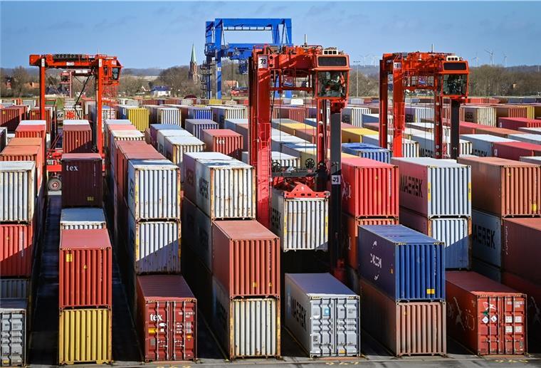 Reedereien und BLG: Keine Fracht mehr für Russland Container auf dem Containerterminal in Bremerhaven.