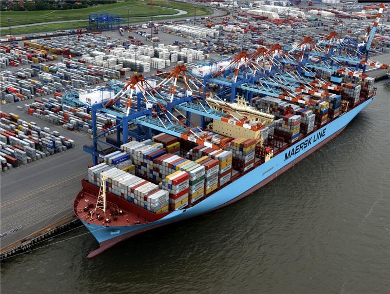 Die Reederei Maersk will einen Container-Liniendienst von Hamburg abziehen und an Bremerhaven geben.
