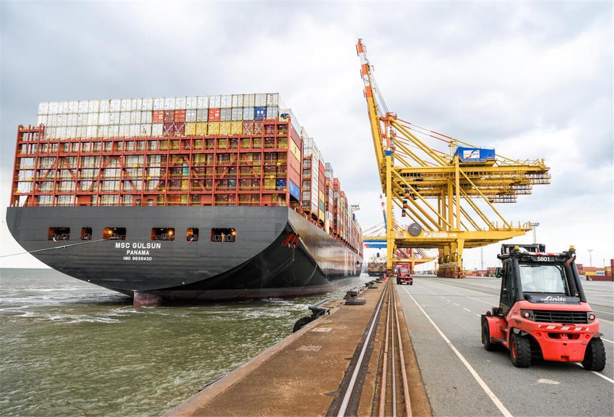 Bremerhaven bleibt wichtiger Standort: MSC zieht in neues Büro Containerschiff legt an der Stromkaje an.