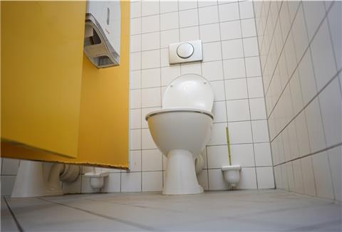 Die Regelung für die Schultoiletten (hier ein Symbolfoto) in der Veernschule in Bremerhaven finden nicht alle gut. Foto: Carstensen/dpa