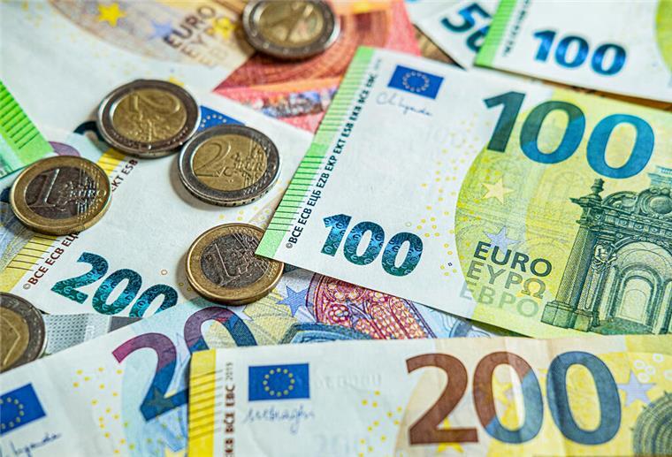 Geldmünzen und Geldscheine liegen übereinander auf dem Tisch. Die Regierung hat neue Pläne für den Kinderzuschlag und das Wohngeld. Schon ab Ende 2025 könnten Änderungen kommen.