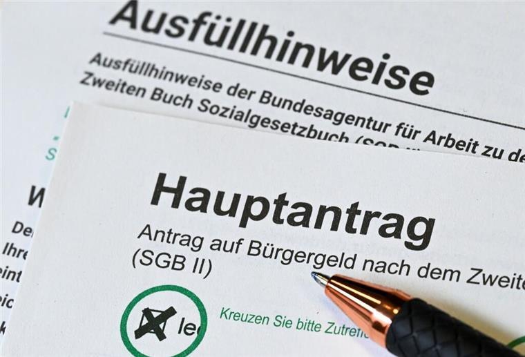 Im Jobcenter liegt ein Antrag auf Bürgergeld und dazu passende Ausfüllhinweise. Die Regierung sieht beim Bürgergeld massive Einsparpotentiale. Die Ausweitung der Mütterrente wird indes verteidigt.