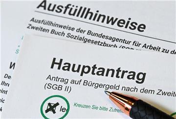 Im Jobcenter liegt ein Antrag auf Bürgergeld und dazu passende Ausfüllhinweise. Die Regierung sieht beim Bürgergeld massive Einsparpotentiale. Die Ausweitung der Mütterrente wird indes verteidigt.