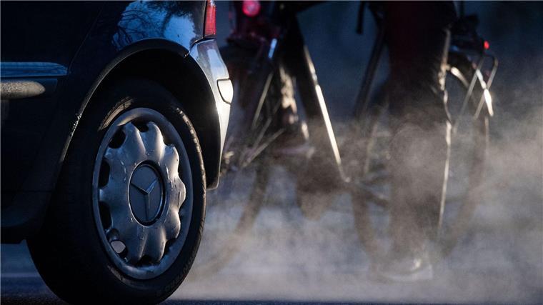 Greenpeace warnt vor Verzicht auf CO2-Strafen für Autobauer Die Regierungschefs aus Niedersachsen, Baden-Württemberg und Bayern fordern von EU-Kommissionspräsidentin Ursula von der Leyen (CDU) eine Aussetzung der neuen Strafzahlungen für besonders klimaschädliche Flotten von Autobauern. (Illustration)